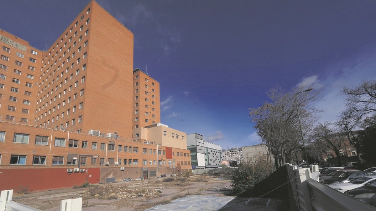 Estado actual del Clínico desde la calle Sanz y Forés, donde se va a construir el edificio de consultas externas. PABLO REQUEJO / PHOTOGENIC