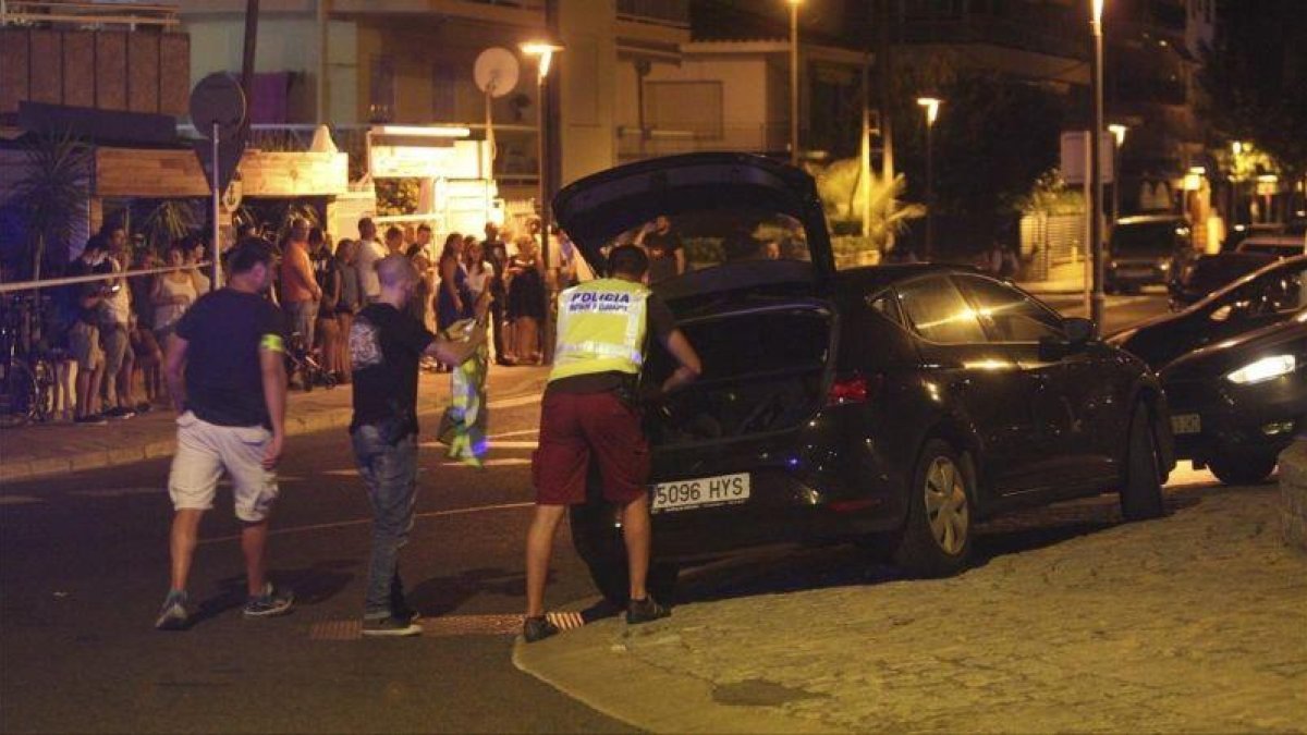 El vehículo usado en Cambrils con el que los terroristas fueron a París.-JAUME SELLART