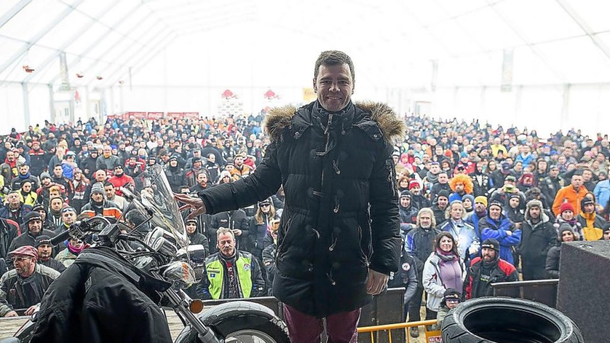 El Piloto Fonsi Nieto ayer, sobre el escenario de ‘Motauros’ ante cientos de aficionados, tras recoger el premio ‘Clavidor’.-DIEGO RAYACES