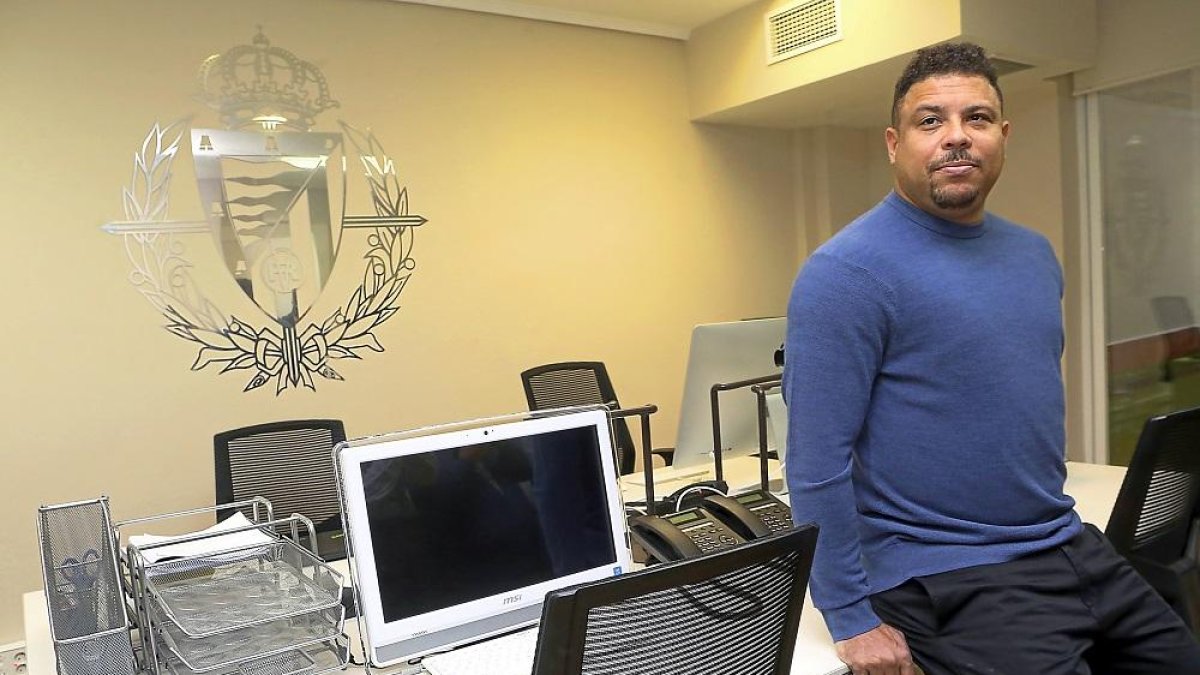 Ronaldo posa en uno de los despachos de la oficina de Madrid, con el escudo del club al fondo.-RAQUEL P. VIECO