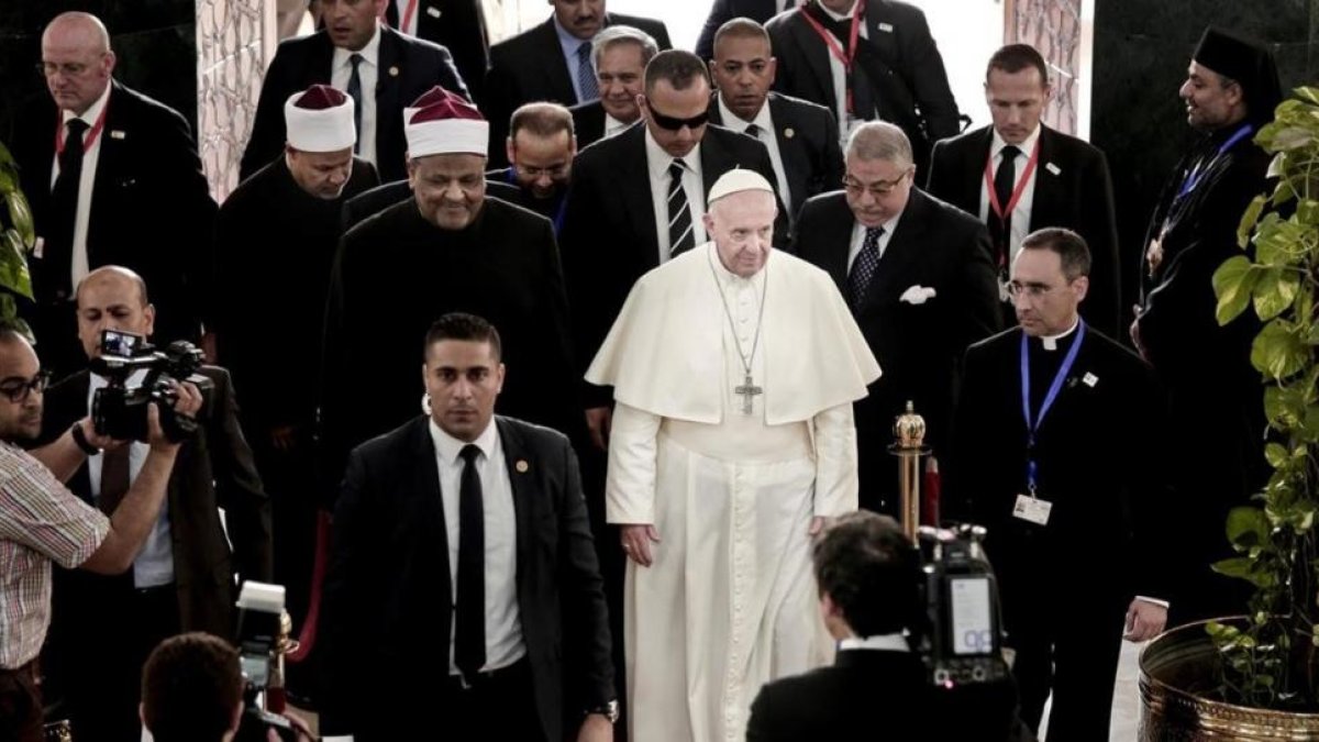 El papa Francisco llega a la gran mezquita del Al Azhar para reunirse con el iman Ahmed el-Tayyib.-AP / NARIMAN EL-MOFTY