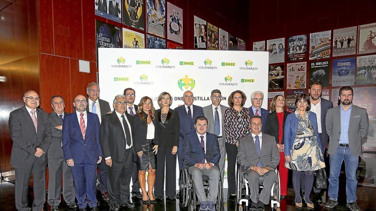 Representantes de las instituciones y administraciones públicas del ámbito social y político posan junto con los premiados de la ONCE 2016.-ICAL