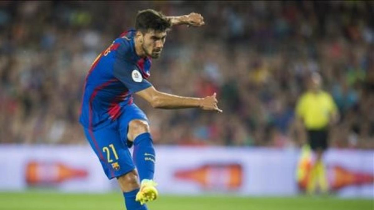 André Gomes chuta a puerta.-JORDI COTRINA