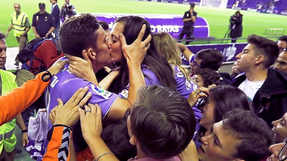 Jaime Mata celebra el triunfo con su mujer que estaba en la grada.-J.M. LOSTAU