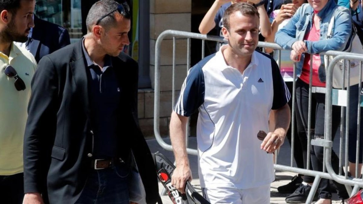 Macron, con una raqueta de tenis, sale de su casa, en Le Touquet, para ir a jugar un partido, el 17 de junio.-REUTERS / PHILIPPE WOJAZER