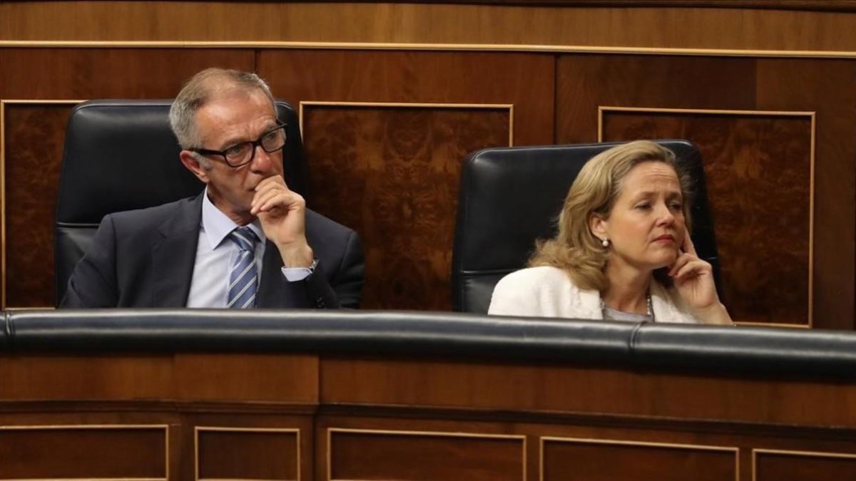 La ministra de Economía, Nadia Calviño, en el pleno del Congreso de los Diputados, junto al ministro de Cultura y Deporte, Jose Guirao.-/ EFE /BALLESTEROS