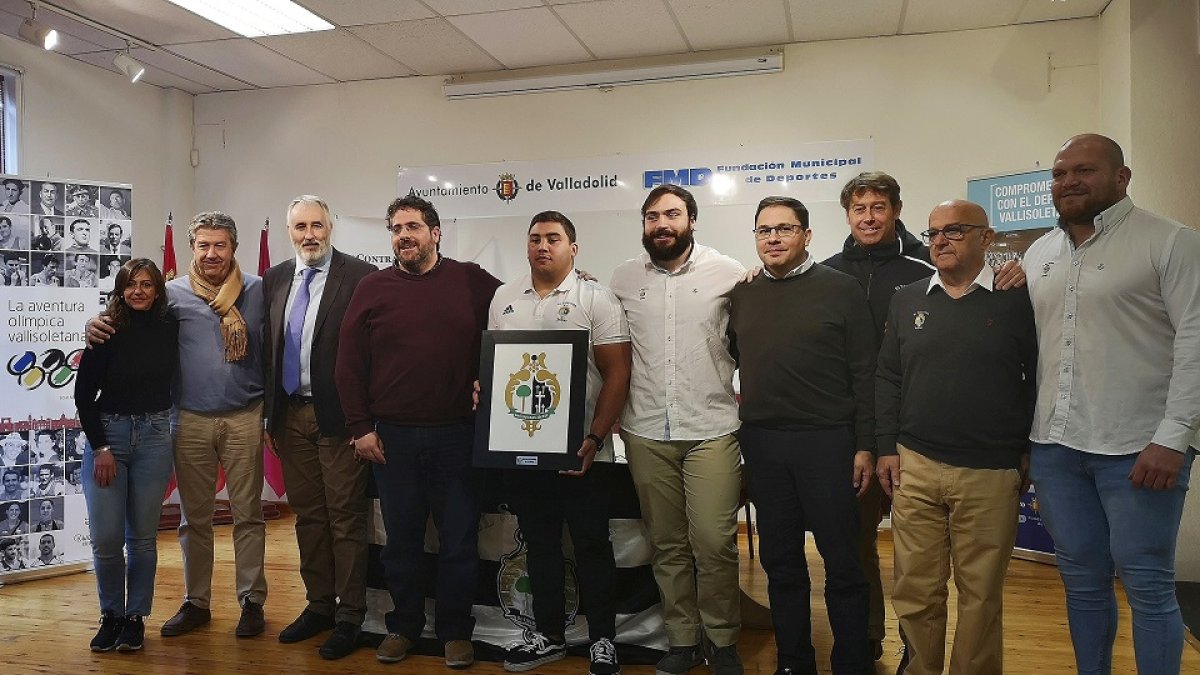 María Morán, Carlos Blanco (3i), Alberto Diez (4i) y Günther Boelhoff (4d), junto a voluntarios y el cuadro donado. / E.S.
