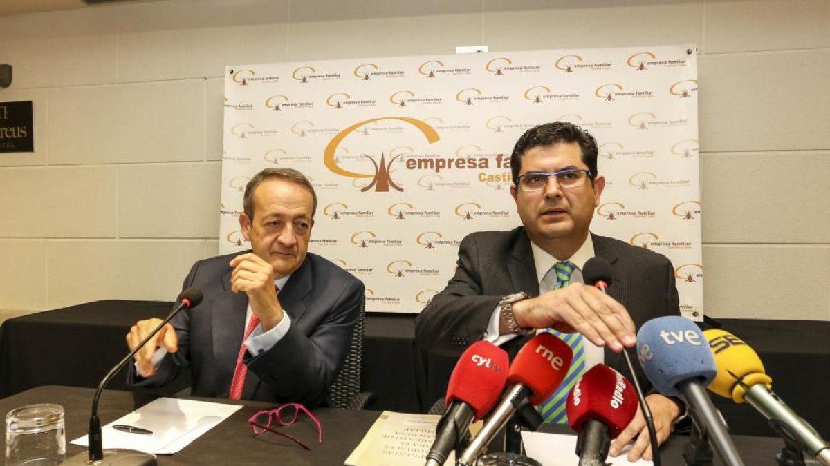 Eduardo Estevez (), director de EFCL, y José Miguel Isidro, (I) presidente de empresa familiar de Castilla y León presentan un nuevo documento elaborado por esta asociación con una serie de propuestas sectoriales para mejorar la competitividad del tejido.-ICAL