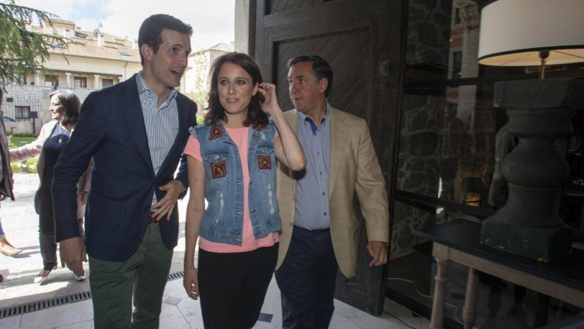 El vicesecretario de comunicación y cabeza de lista con congreso por Ávila, Pablo Casado, y la vicesecretaria de estudios y Programas del PP, Andrea Levy, mantienen un encuentro cultural en Ávila. (I a D) Pablo Casado, Andrea Levy, y José Ramón García.-ICAL