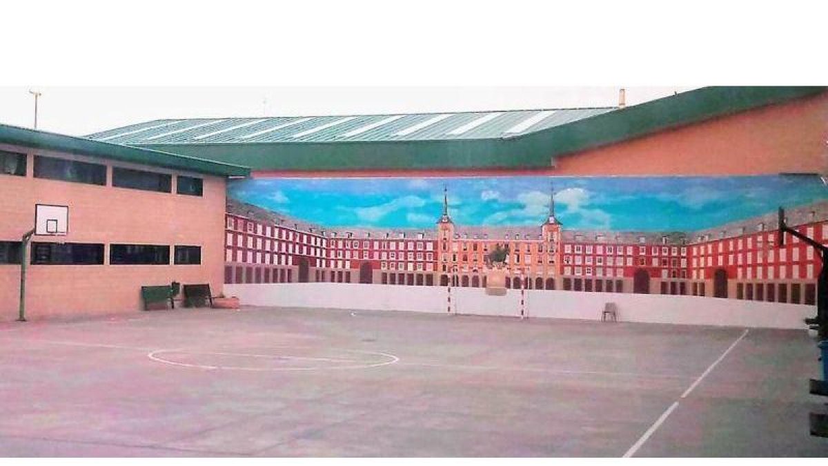 Patio de la prisión de Estremera (Madrid). Al fondo, el mural en cuya elaboración han trabajado los exconsellers Oriol Junqueras y Joaquim Forn.-EL PERIÓDICO