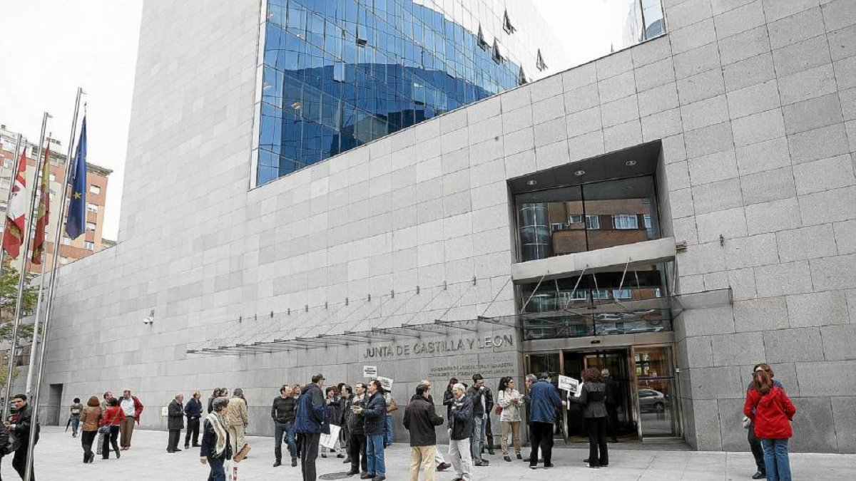 Empleados públicos a las puertas de la Consejería de Fomento.-PABLO REQUEJO / PHOTOGENIC