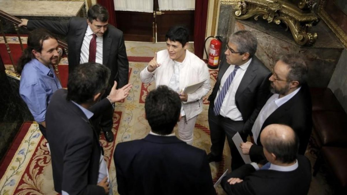 Pablo Iglesias, Aitor Esteban, Francesc Homs, Eduardo Madina, Juan Carlos Girauta y Antonio Hernando hablan en el hemiciclo del Congreso con la diputada de EH Bildu, Marian Beitialarrangoitia.-