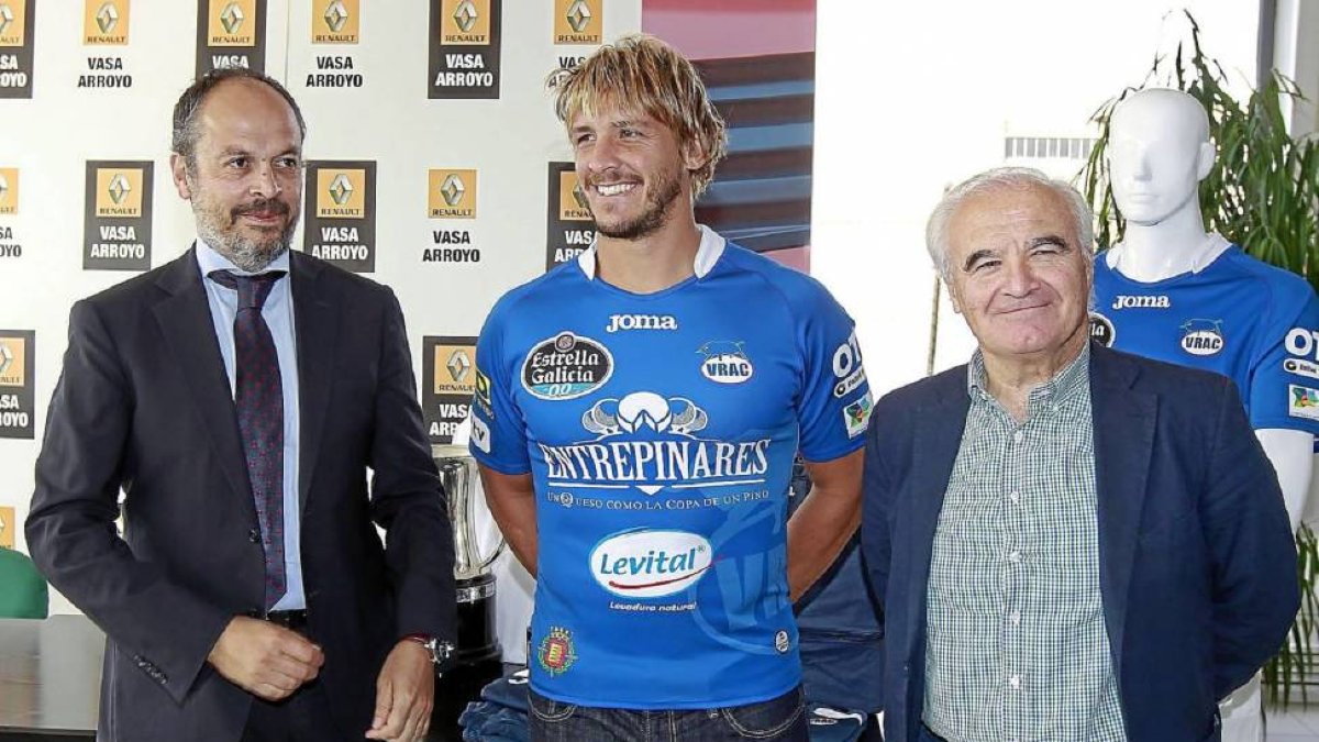 UN CORTE MÁS NACIONAL PARA LA ELÁSTICA DEL VRAC. El conjunto quesero cambia de la italiana Kappa a la española Joma. El club presentó la primera equipación con una marca de agua en el escudo como principal atractivo. La segunda camiseta será rosa. En la i-J. M. Lostau