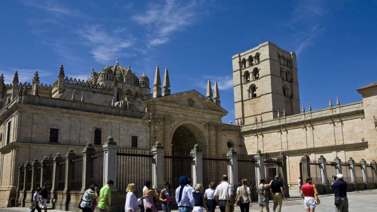 Turistas pasean por Zamora-Ical