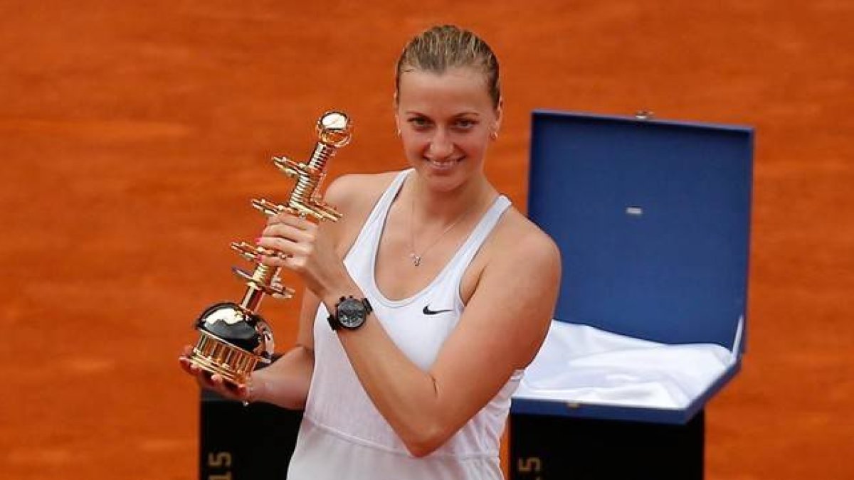 La checa Petra Kvitova posa con el trofeo del Mutua Madrid Open.-Foto:   AP / DANIEL OCHOA DE OLZA