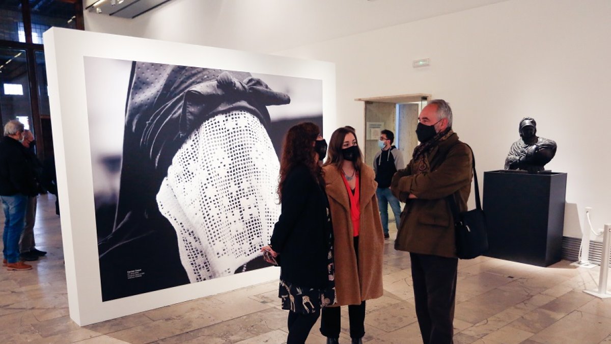 La fotografía de Carmen Coque domina la sala de La Pasión. | J. M. LOSTAU