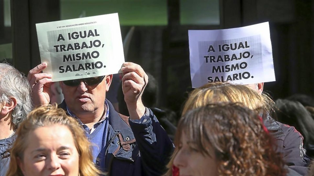 Los funcionarios durante la manifestación.-ICAL
