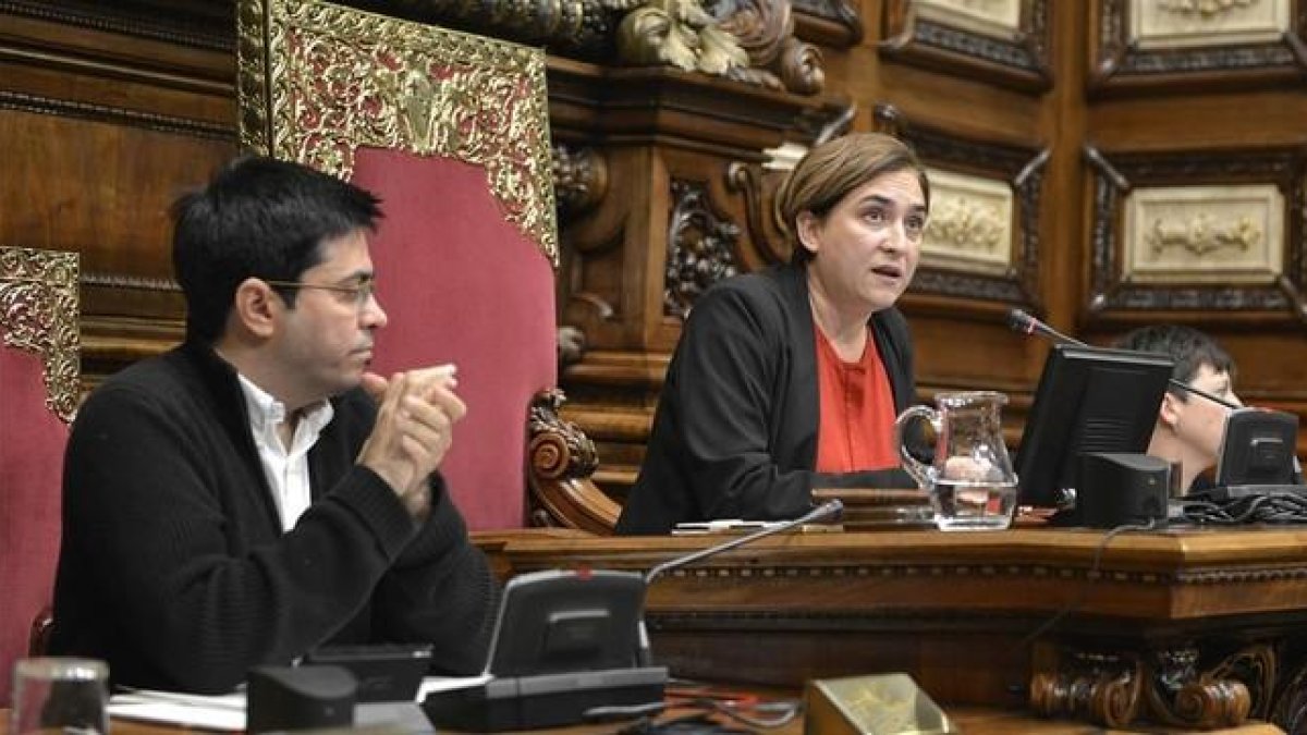 Gerardo Pisarello y Ada Colau, en el pleno del Ayuntamiento de Barcelona-FERRAN SENDRA