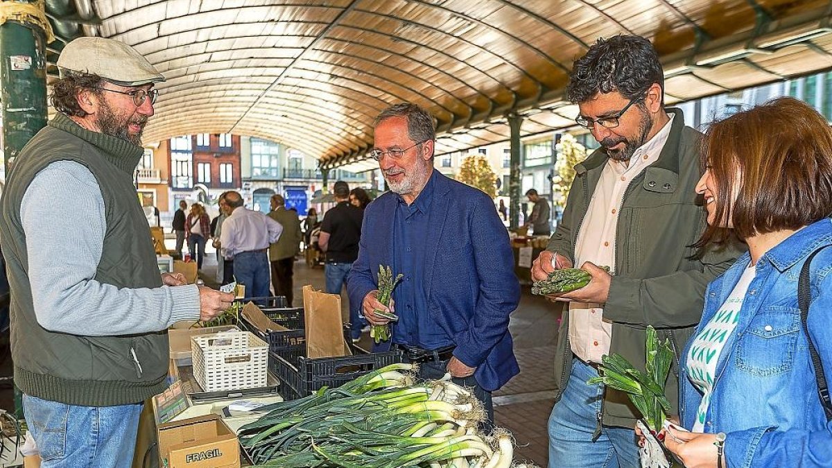 Manuel Saravia, Alberto Bustos y María Sánchez ayer en el eco mercado.-ICAL