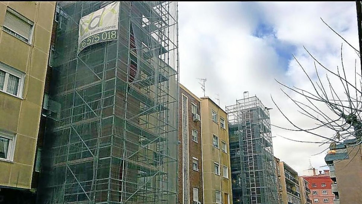 Ascensores exteriores instalados en un edificio de la capital.-E.M.
