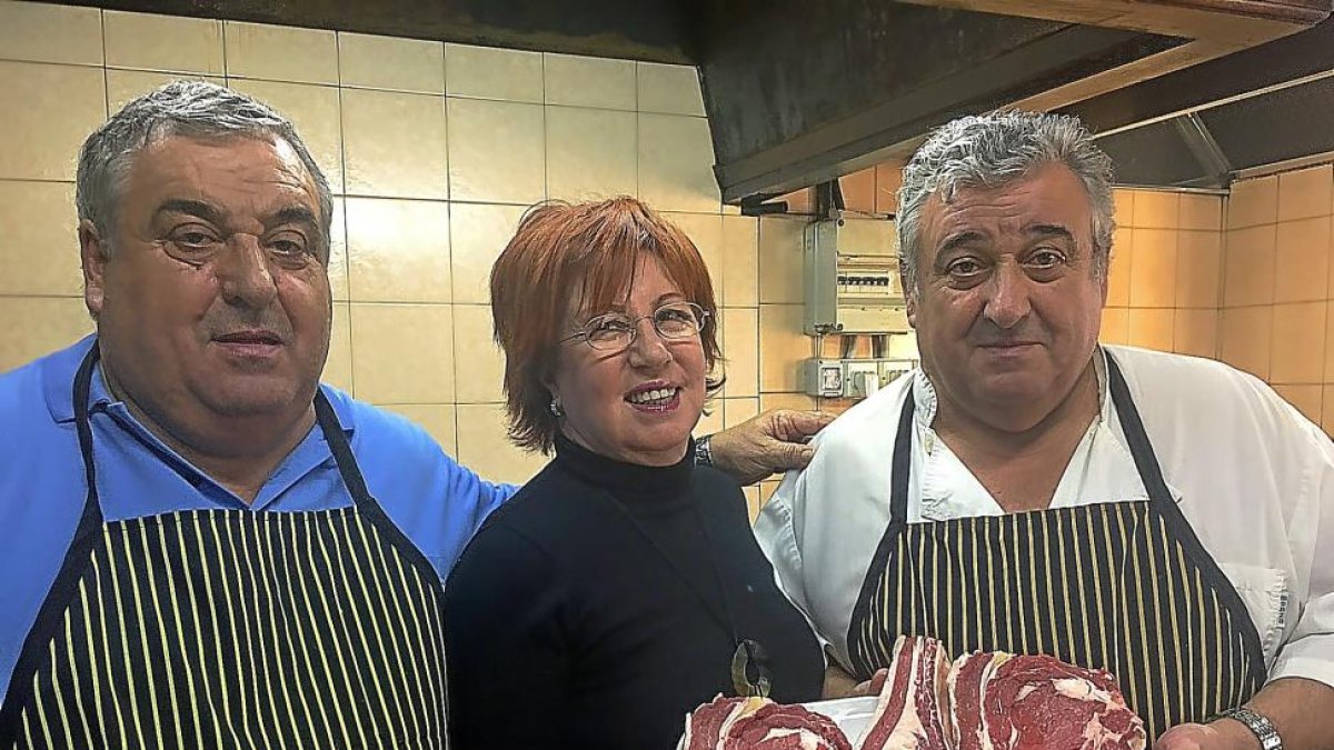 Rosa Villacastín, Carlos y Antonio Martín muestran un plato con tres chuletas de vacuno.-ANTONIO GARCÍA