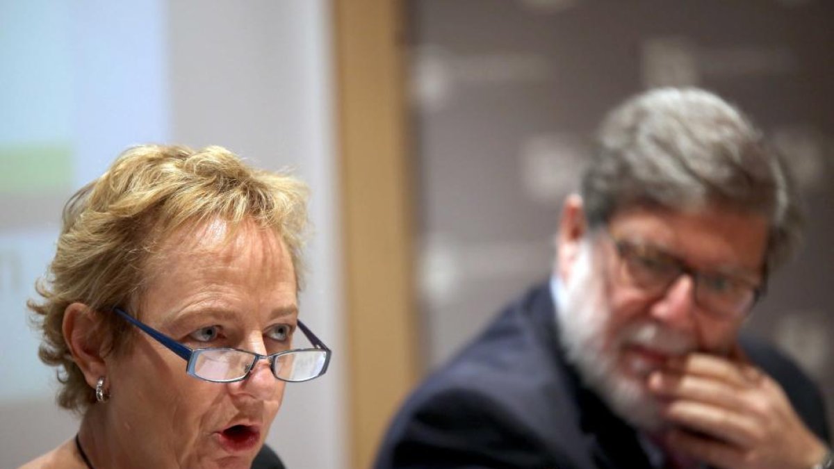 La consejera delegada de EspañaDuero, María Luisa Lombardero y el presidente de Cecale, Santiago Aparicio, en la presentación de un análisis económico financiero sobre las empresas de Castilla y León-ICAL