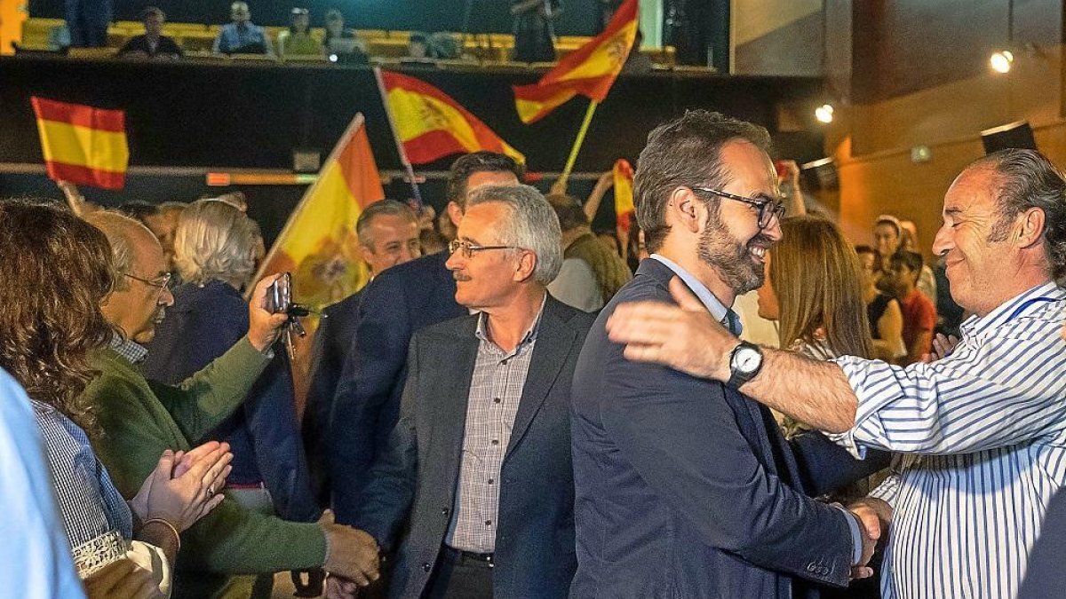 Ortega Lara saluda a los asistentes y García-Conde da la mano al presidente de Asaja Valladolid, Juan Ramón Alonso.-ICAL