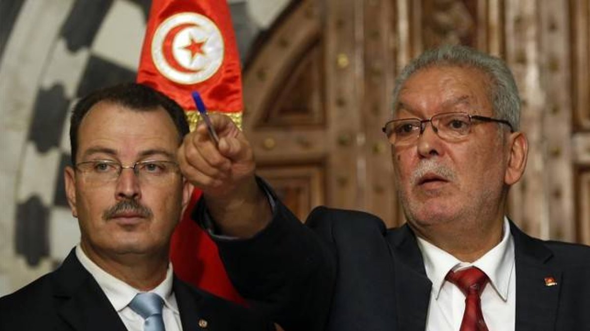Jendubi (derecha) gesticula durante su rueda de prensa, este jueves, en Túnez.-Foto: AP / DARKO VOJINOVIC