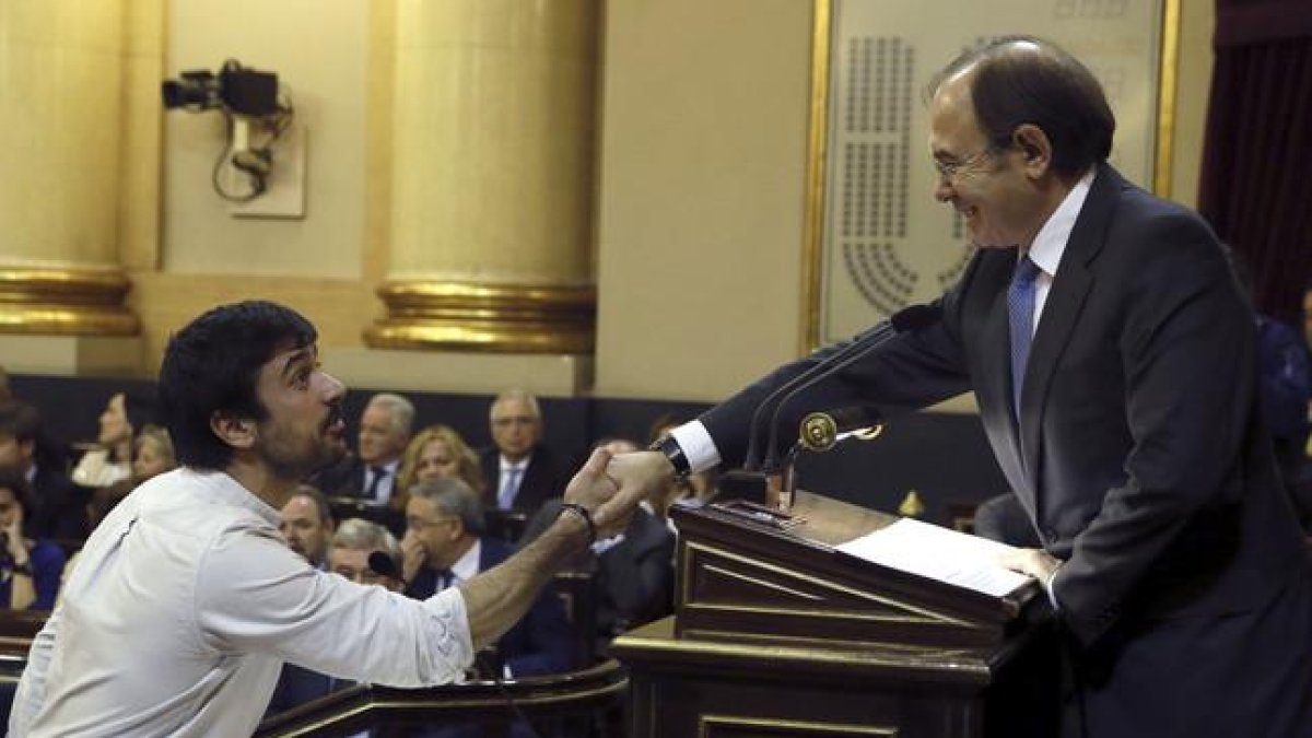 Ramón Espinar, de Podemos, jura su cargo durante la sesión constitutiva del Senado tras las elecciones del pasado 20 de diciembre.-EFE / FERNANDO ALVARADO