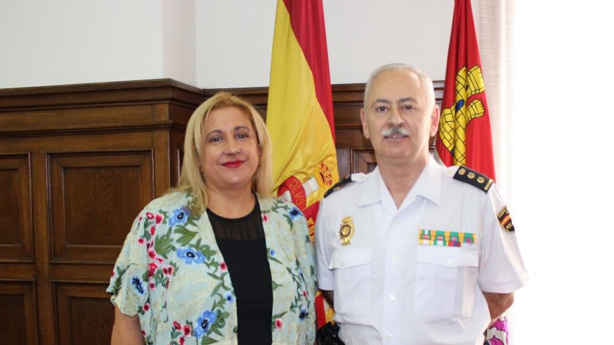 Luis Gibert Ortega, nuevo jefe de la Comisaría Nacional de Soria junto a la delegada de Gobierno, Yolanda de Gregorio.-ICAL