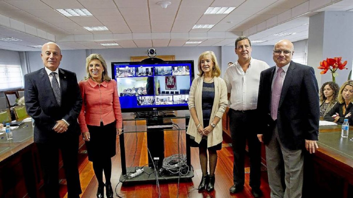Salgueiro y el resto de participantes, junto al equipo de videoconferencia.-Lostau
