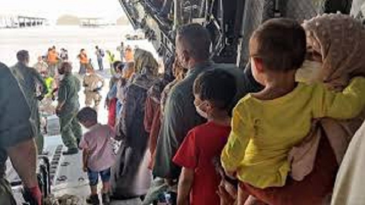 Imagen publicada por el alcalde Puente de los afganos que llegan a Valladolid. - EM