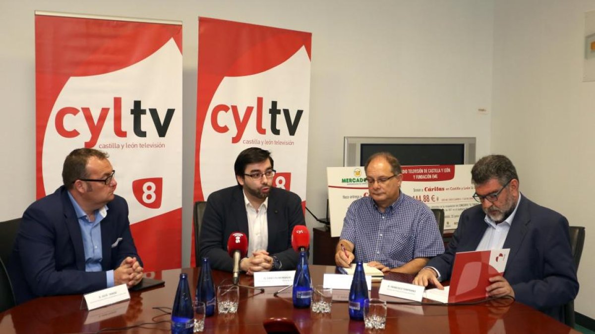 El director de RREE de Mercadona, Julio Casado (I), el director de Programas de RTVCyL, Francisco Temprano (D), el representante de Cáritas, Jesús García (2D), y el director de la Jóven Orquesta Sinfónica de Valladolid, Ernesto Monsalve.-ICAL