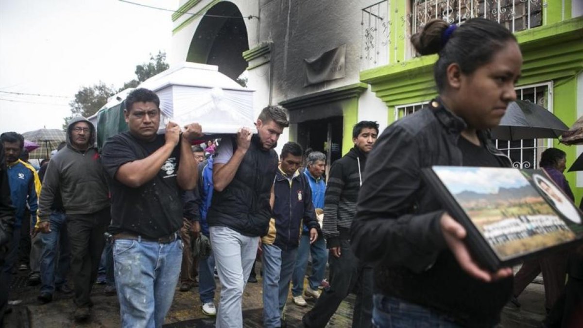 Familiares y maestros cargan con el féretro con los restos del joven Jesús Cadena, de 19 años, fallecido durante los enfrentamientos con policías, durante su funeral en Nochixtlán, el 21 de junio.-EFE / MARIO ARTURO MARTÍNEZ