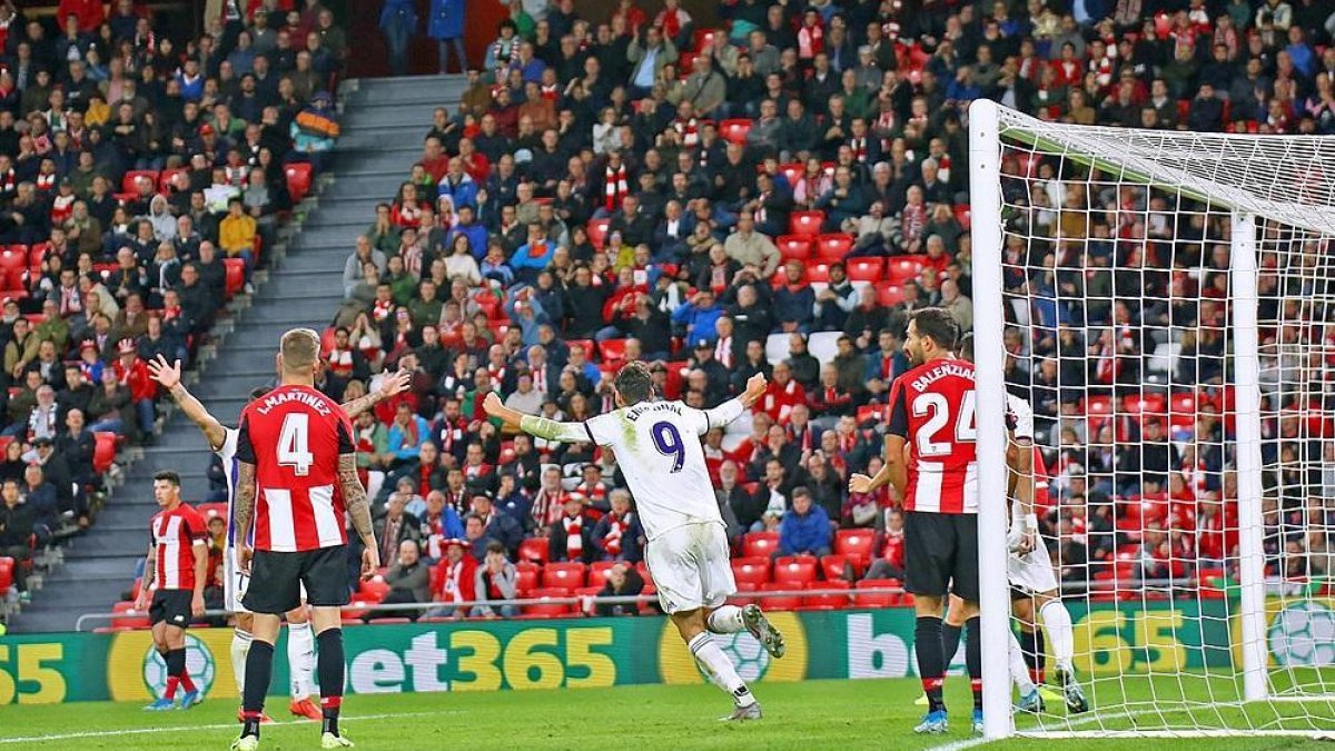 Ünal celebra el autogol de Íñigo Martínez que significó el 1-1 definitivo, ayer, en el partido disputado en San Mamés.-PHOTO-DEPORTE