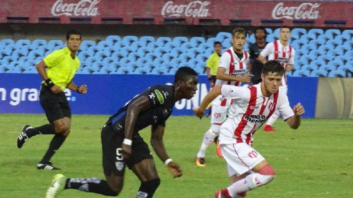 Stiven Plaza,  de negro y con el 9 en el pantalón, durante un partido con el Independiente.-EL UNIVERSO
