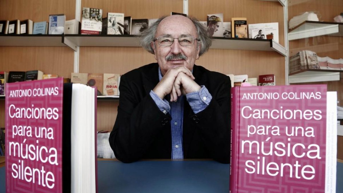El poeta Antonio Colinas presenta en la Feria del Libro de Salamanca su último libro, 'Canciones para una música silente'.-ICAL