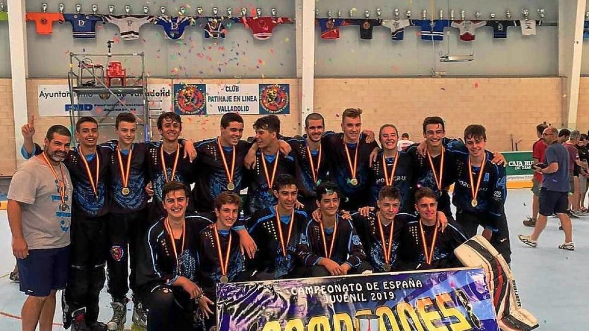 Los juveniles del CPLV posan con la copa de campeones de España.-EM