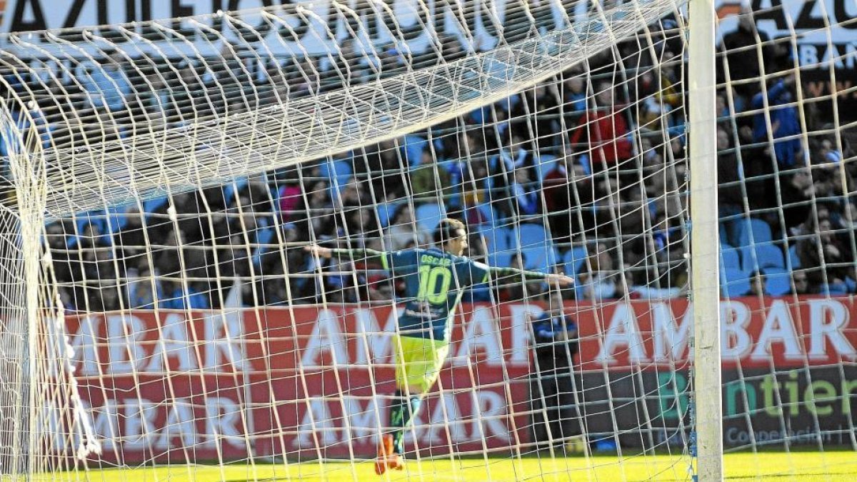 Óscar celebra uno de sus dos goles de la pasada temporada en La Romareda.-E.M