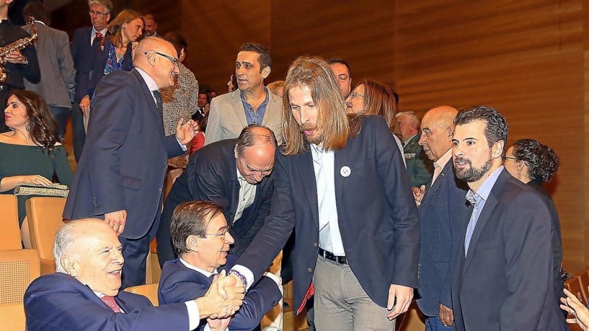 Pablo Fernández saluda a Amoedo, en presencia de Barrios, Temprano y Tudanca.-ICAL