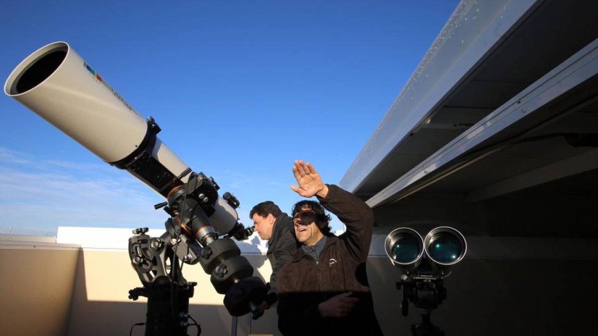 El director del centro, Jon Teus, junto a Sergio, miembro de la asociación, durante la observación del paso de Venus tras la Luna en el Centro Astronómico de Tiedra.-ICAL