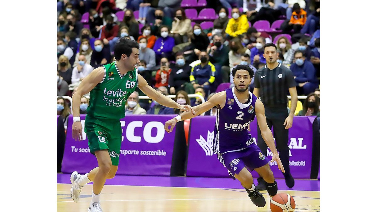 Alec Wintering intenta desbordar en dribling al base de Huesca Ayoze Alonso en el ultimo partido. BALCAZA