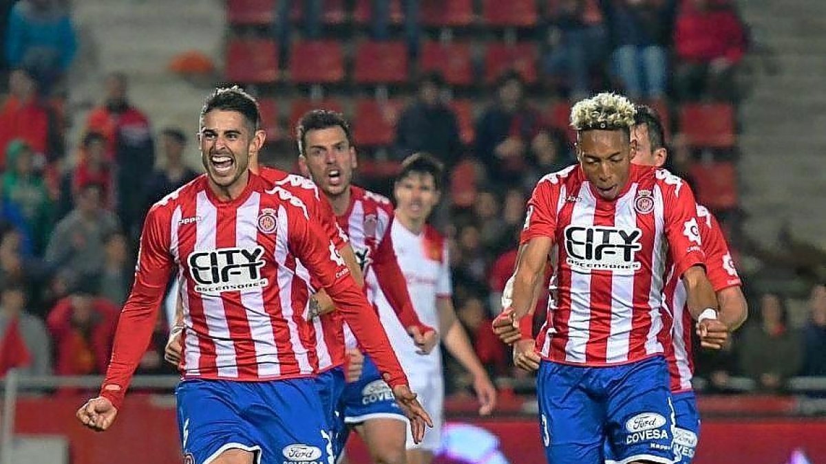 Juanpe celebra un tanto la pasada temporada junto a Mojica, ambos exblanquivioletas.-LFP