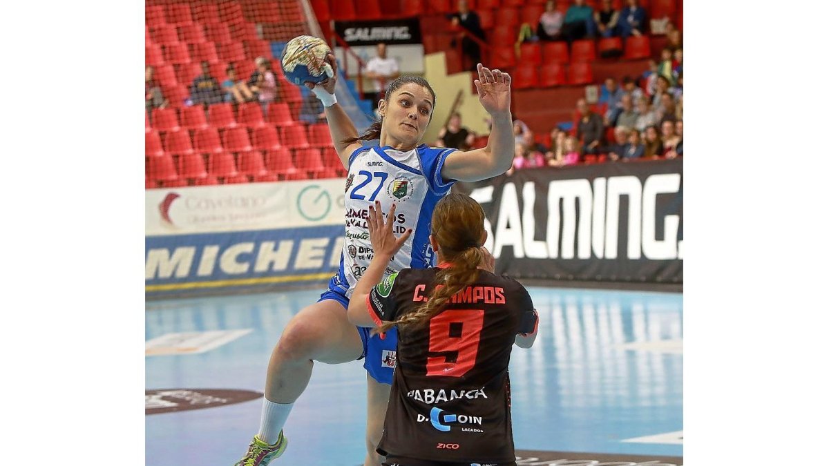 Elena Cuadrado se eleva ante Campos en un lance ante Guardés-J.M. LOSTAU