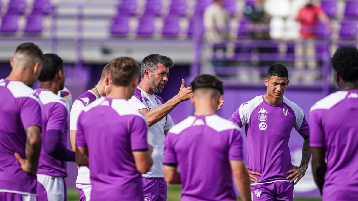 Pezzolano habla a sus jugadores. REAL VALLADOLID