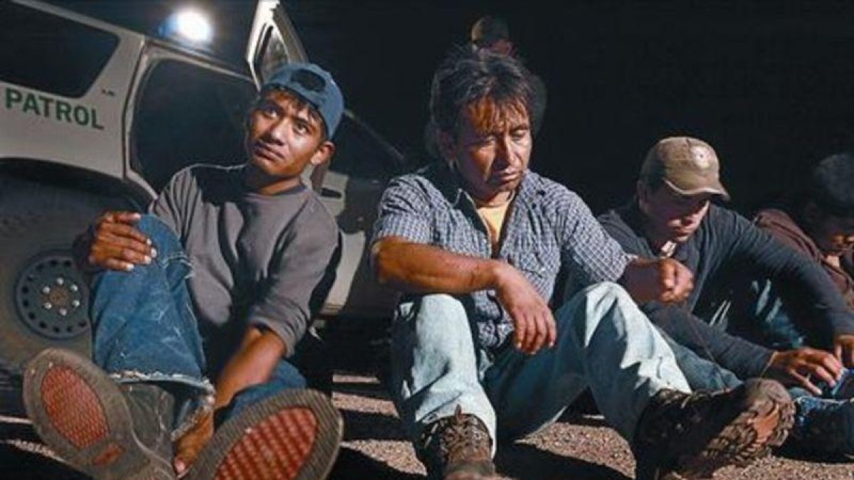 Inmigrantes mexicanos arrestados cerca de la frontera, antes de ser traslados a Arizona.-AFP / SCOTT OLSON GETTY