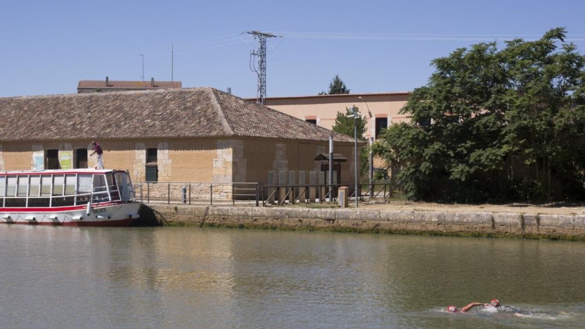 El Canal de Castilla, a su paso por Medina de Rioseco-EL MUNDO