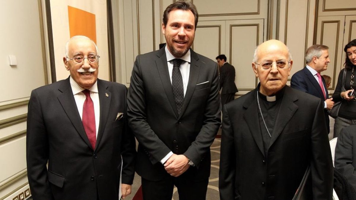 El arzobispo de Valladolid y presidente de la Conferencia Episcopal Española, Ricardo Blázquez junto al alcalde de Valladolid Óscar Puente y el presidente de las cofradías, Felipe Esteban, participan en la presentación de la Semana Santa de Valladolid.-ICAL