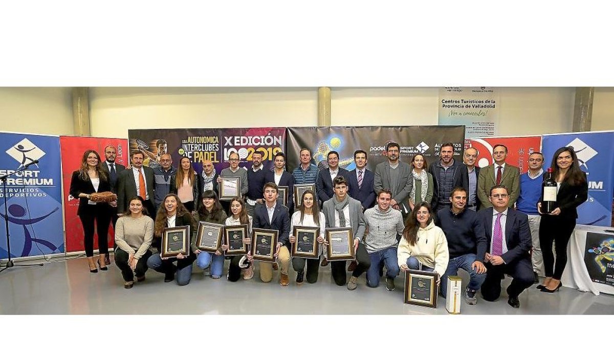 Foto de familia de premiados y autoridades de la VIII Gala Regional del Pádel celebrada en el Q-BOde Valladolid.-MONTSE ÁLVAREZ