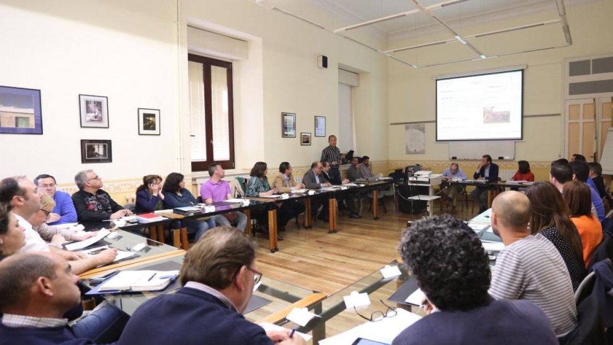 El alcalde Óscar Puente preside junto a la concejala de Medio Ambiente, la Asamblea de la Comunidad Urbana de Valladolid (CUVA).-ICAL